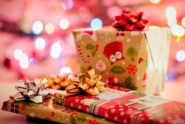 Den Liebsten eine Freude machen ist eine schöne Tradition zur Weihnachtszeit.