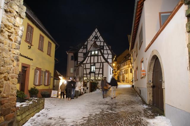 Die kleinen Gassen zwischen den historischen Bauten sind teilweise festlich geschmückt. | Foto: Weihnachtsmarkt Neuleiningen