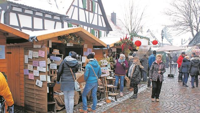 Stimmungsvolle Weihnachtswelt mit liebevoll gestalteten Häuschen und Buden.