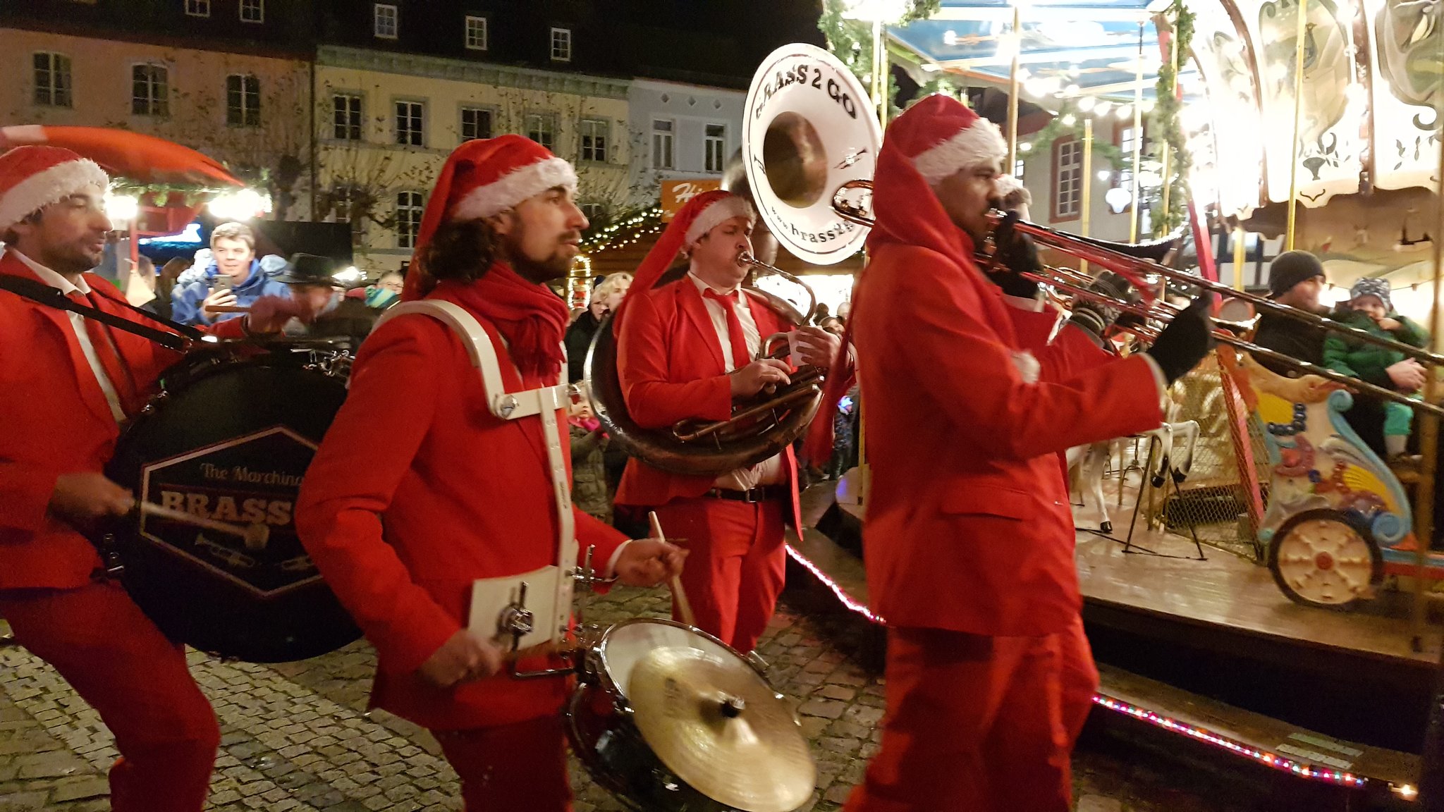 Weihnachtsmarkt in der Stadtmitte Neustadts erstrahlt im Lichterglanz