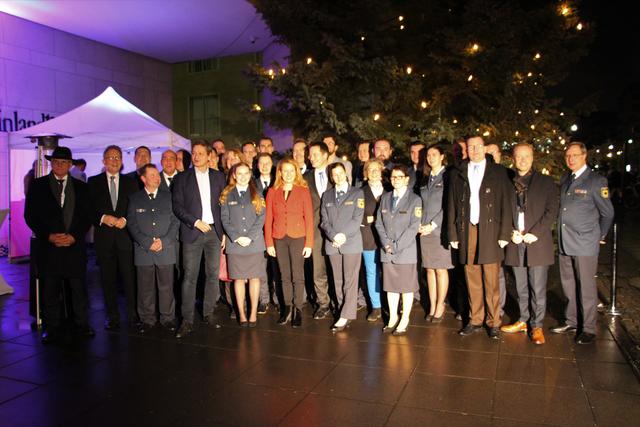 Übergabe des Weihnachtsbaums an der Landesvertretung | Foto: Pressefoto CDU RLP