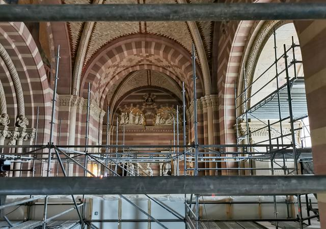 Die restaurierte Vorhalle erstrahlt