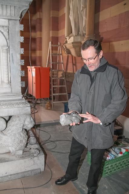 Manche Teilstücke brechen ab, manche werden als "Souvenir" gestohlen - hier eine Löwenpfote, die als Originalstück erhalten ist und bis zur Restaurierung aufbewahrt wurde | Foto: Heike Schwitalla