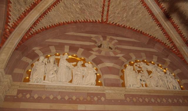 Neu vergoldet: Der Bildgrund der Lunetten-Reliefs unterhalb der Gewölbe | Foto: Heike Schwitalla