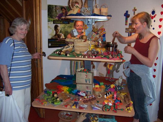 Die Besucherinnen und auch Besucher freuten sich über das bunte Angebot schon bei der Eröffnung der neuen Verkaufsräume im Jahr 2006 | Foto: archivfoto art