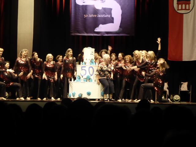  Renate Behm mit der „Jubiläumstorte“

 | Foto: TSV/Kotter