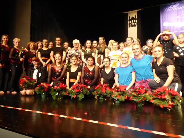  Renate Behm beim Finale im Kreis der Mitwirkenden.
 | Foto: TSV/Kotter