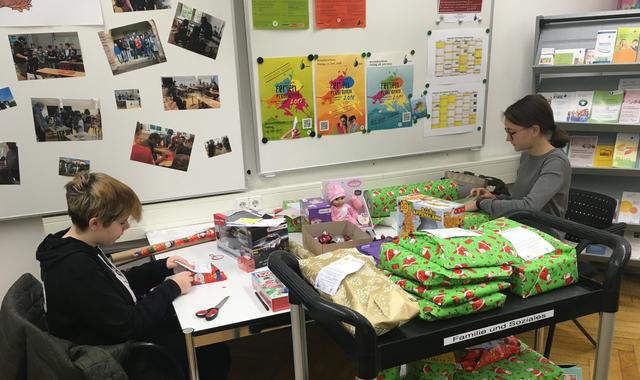 Besondere Aufgabe zur Weihnachtszeit: Geschenke sortieren für die Weihnachtswunschaktion. | Foto: ps