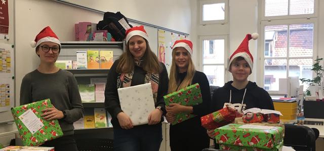 Weihnachtsmütze auf: Für die Weihnachtswunschaktion der Stadt Bruchsal packten die Schüler/-innen kräftig mit an. | Foto: ps