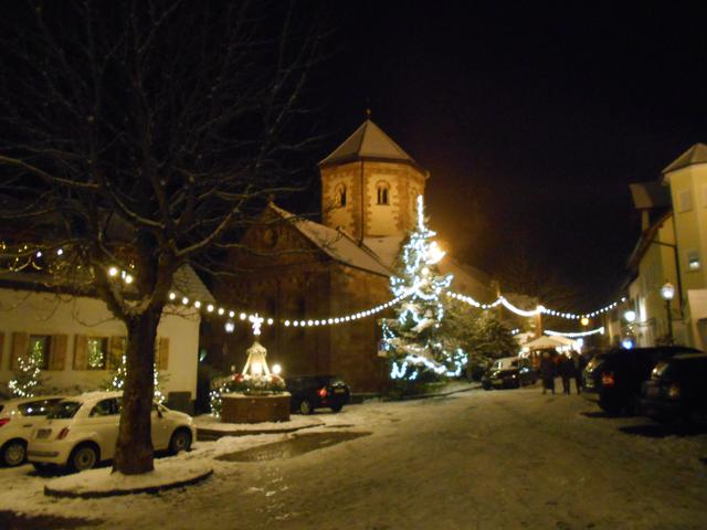 Der festlich geschmückte Dorfplatz in Seebach.   | Foto: Privat