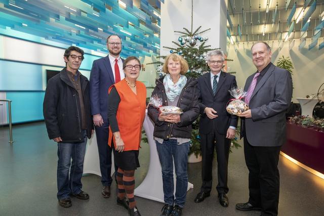Der MVV-Vorstandsvorsitzende Dr. Georg Müller übergibt die MVV-Weihnachtsspende an Mahmoud Gol Mohammadi (von links), Alexander Heß, Carola Fromm und Margot Marx (alle Tafel) und Peter. W. Ragge („MM“-Hilfsverein).  | Foto: MVV