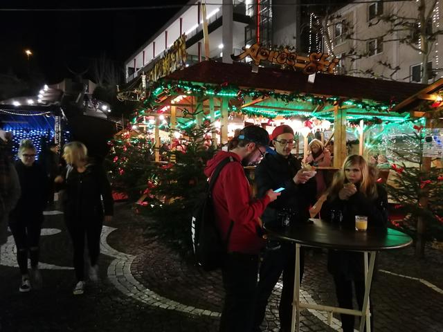 Beliebter Treffpunkt in den dunkeln Abendstunden ist der festlich erleuchtete Belznickelmarkt. Foto: Kling-Kimmle