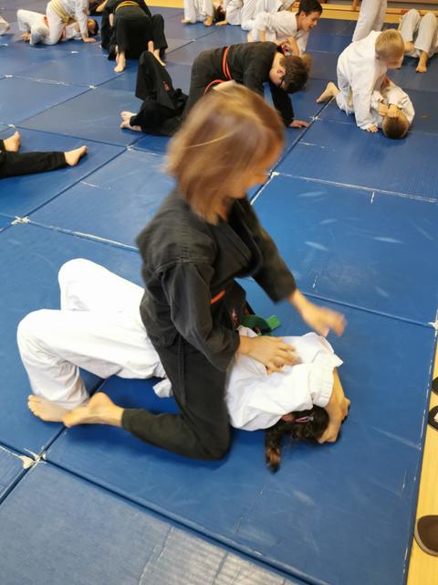 Selbstverteidigungsübungen am Boden | Foto: ps