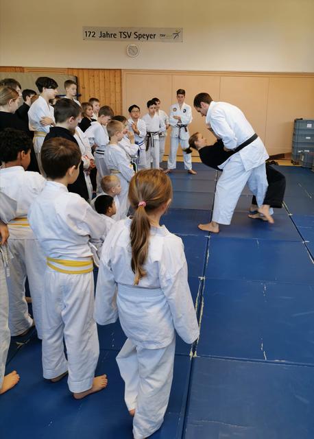 Übungen werden nochmals wiederholt und durch die Übungsleiter demonstriert und erläutert | Foto: ps