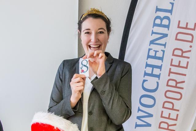 Als Glücksfee eroberte Anna-Maria Löffler die Herzen des Wochenblatt-Teams. | Foto: Roland Kohls
