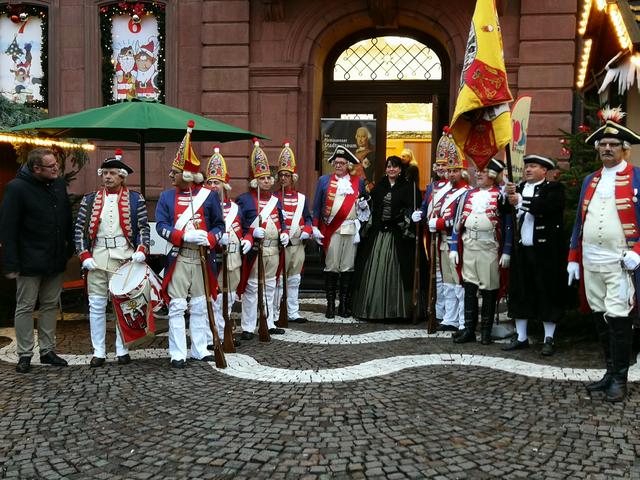 Aufstellung zur großen Geburtstagsparty vor dem Alten Rathaus. Foto: kling-kimmle