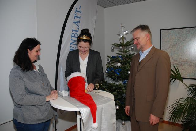 Tanja Zipp vom Wochenblatt-Team, Weinkönigin Anna-Maria Löffler und Rechtsanwalt Holger Kiefer bei der Ziehung der Gewinnzahlen. | Foto: Pacher