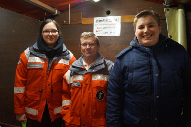 Trotz des regnerischen Wetters herrschte gute Stimmung in den Buden, so auch beim DRK Ortsverein Landstuhl  Foto: Walter