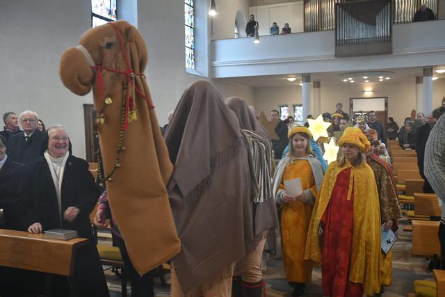 Einzug der Sternsinger mit Kamel (Aussendungsgottesdienst 2019 in St. Maria Magdalena, Roxheim) | Foto: N. Uhl (2019)