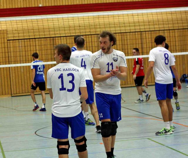 Tobias Heim (13), der vs. Germersheim Christoph Mangold kongenial ersetzte, Jonathan Milleck (4) am Netz fokussierend auf den nächsten Angriff, Marcel Schreivber (11) pushend und Konzentration von seinen Mannen einfordernd, rechts (8) Benian Özduzenciler

FotoArchiv Merkel+Merkel