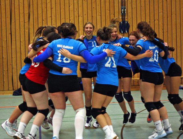 Die Blue Devils feiern den Heimsieg gegen die Girls from the West...

FotoArchiv Merkel+Merkel