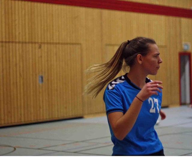 Kapitänin Stefanie Klink (27) auf dem Weg zu einem ihrer zahlreichen Aufschläge...

FotoArchiv Merkel+Merkel