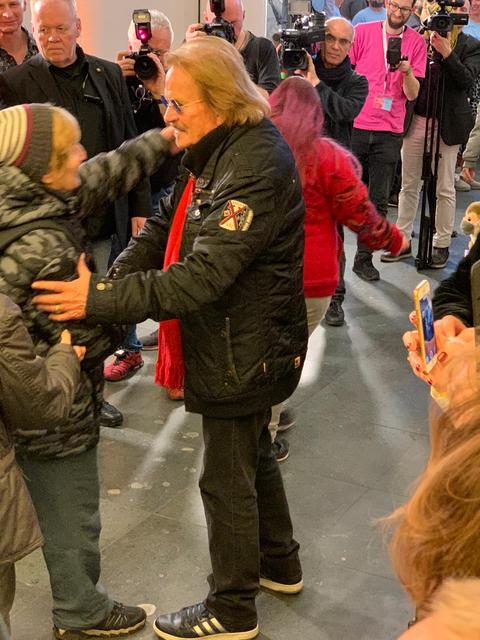 Frank Zander lädt seit 25 Jahren Obdachlose zum Weihnachtsessen ein und begrüßt seine Gäste persönlich.