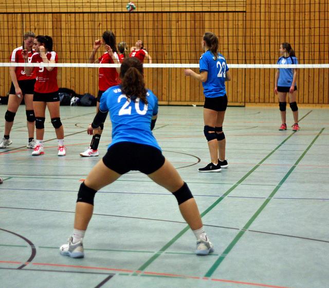 Annalena Koch (20) und Deborah Klink (22) von den Blue Devils in Erwartung des Anschlags der Westpfalz-Girls...

FotoArchiv Merkel+Merkel
