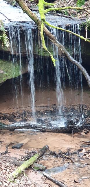 Der kleinere der zwei Wasserfälle im Kessel am Ende des Odenbachtales | Foto: Handyfoto von Jens Vollmer