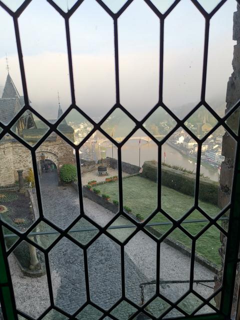 Blick durch ein Fenster der Reichsburg | Foto: Arndt