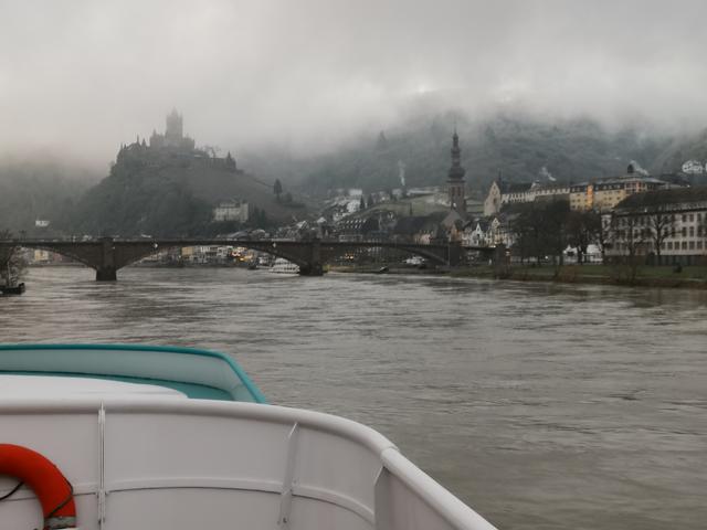 Mysteriöser, morgendliche Blick vom Kreuzfahrtschiff auf der Mosel hoch zur Reichsburg über Cochem.  | Foto: Arndt