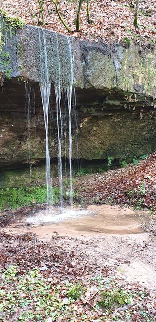 Der erste kleine Wasserfall im Odenbachtal findet sich schon vor dem Kessel, im Sommer versiegt  der Zufluss | Foto: Handyfoto von Jens Vollmer