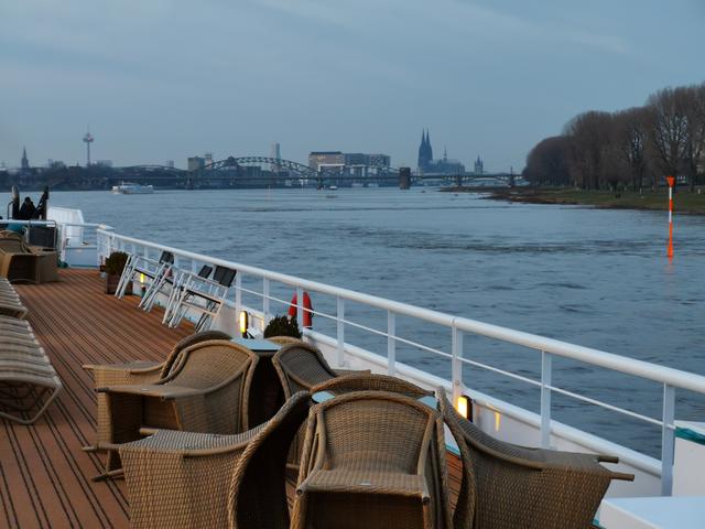 Blick zurück auf Köln mit dem Dom.  | Foto: Arndt