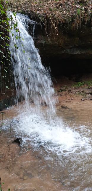 Der größere der zwei Wasserfälle im Kessel am Ende des Odenbachtales hat nach Regenfällen viel Kraft, im Sommer wird er zum Rinnsal | Foto: Handyfoto von Jens Vollmer