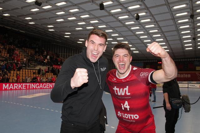 Hendrik Wagner und Maximilian Haider (rechts) freuen sich über den vierten Heim- und auch Saisonsieg