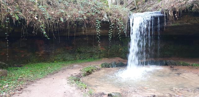 Der größere der zwei Wasserfälle im Kessel am Ende des Odenbachtales hat nach Regenfällen viel Kraft, im Sommer wird er zum Rinnsal | Foto: Handyfoto von Jens Vollmer