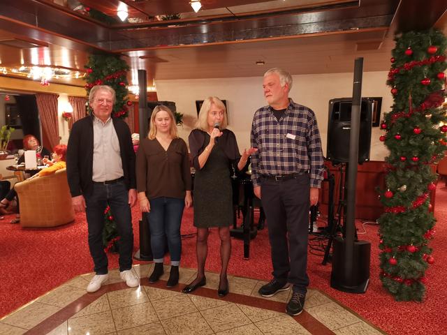 Ein herzliches Willkommen zum Auftakt der Wochenblatt-Leserreise (von rechts) : Peter Hausch Organisator, und Jessica Kuhn, beide von DER aus Neustadt, Kreuzfahrtleiterin Lisa Gerlich und Ulrich Arndt von der Süwe.  | Foto: Anette Zietsch