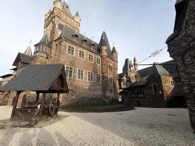 Seit den Pfalzgrafen vor 1000 Jahren hat die Reichsburg über Cochem eine wechselvolle Geschichte hinter sich.  | Foto: Arndt