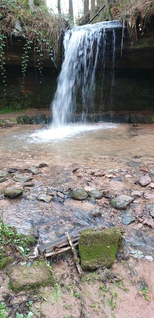 Der größere der zwei Wasserfälle im Kessel am Ende des Odenbachtales hat nach Regenfällen viel Kraft, im Sommer wird er zum Rinnsal | Foto: Handyfoto von Jens Vollmer