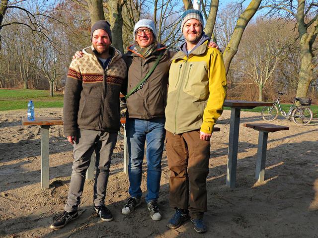 Uwe Rehren zwischen den neuen Pächtern Achim und Simon Steck | Foto: Brigitte Melder