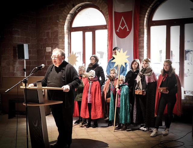 "Das bei der Sternsinger-Aktion gesammelte Geld kommt bei den Menschen an, die es brauchen." - Pfarrer Roland Hund | Foto: Bauer