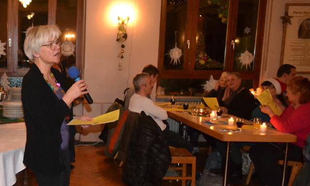 Dekanin Barbara Kohlstruck beim gemeinsamen Singen bekannter Weihnachtlieder.  Foto: Franz Motzko