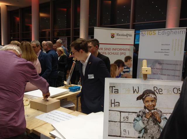 Bei der IGS Edigheim wurde ein Kalender verkauft - die Erlöse sollen in einen Schulbau in Afrika fliessen. | Foto: BAS