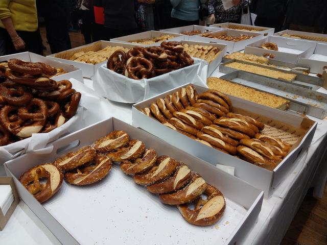 Mit Kuchen und Brezeln konnte man sich stärken. | Foto: BAS