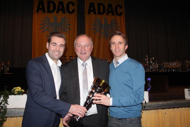 Tobias Braun mit Friedhelm Kissel vom ADAC Pfalz und Timo Bernhard (von links) bei der ADAC Pfalz-Motorsport Ehrung | Foto: Michael Sonnick