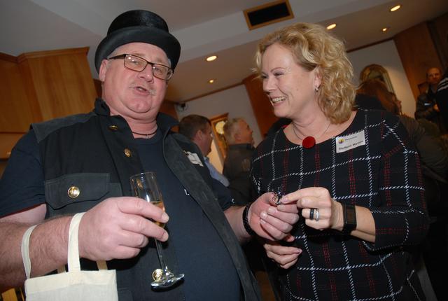 Fritz Henkes überreicht Mario Steffens vom Gewerbeverein einen kleinen Schornsteinfeger als Glückbringer für 2020. | Foto: Markus Pacher