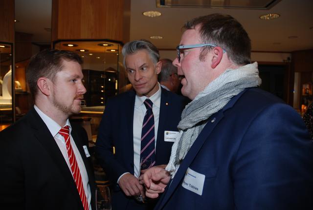 Der 1. Beigeordnete Tobias Meyer im Gespräch mit Stefan Lahmert und Jochen Klein von der Sparkasse Rhein-Haardt. | Foto: Markus Pacher