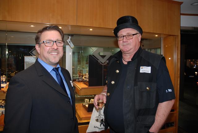Christian Scheib, erster Vorsitzender des Gewerbeverein, und Glücksbote Fritz Henkes. | Foto: Markus Pacher