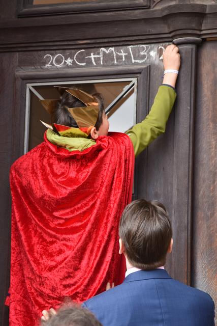Christus segne dieses Haus: Bei ihrem Besuch im Rathaus brachten die Sternsingerinnen und Sternsinger auch den Segensgruß „20*C+M+B+20“ an. | Foto: stp