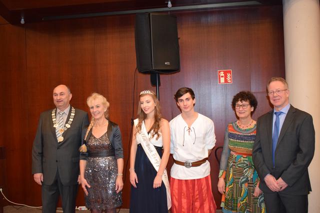 Stadtbürgermeister Hermann Augspurger mit drei Beigeordneten sowie dem Hamecker und der amtierenden Petronella.  | Foto: B.Bender